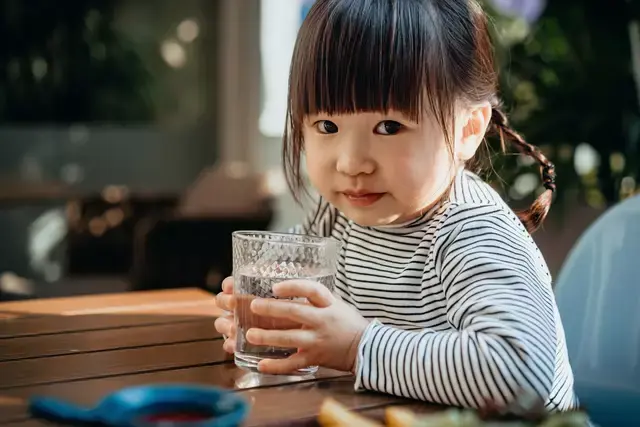 Children need to be drinking around 1.2 liters of water a day.